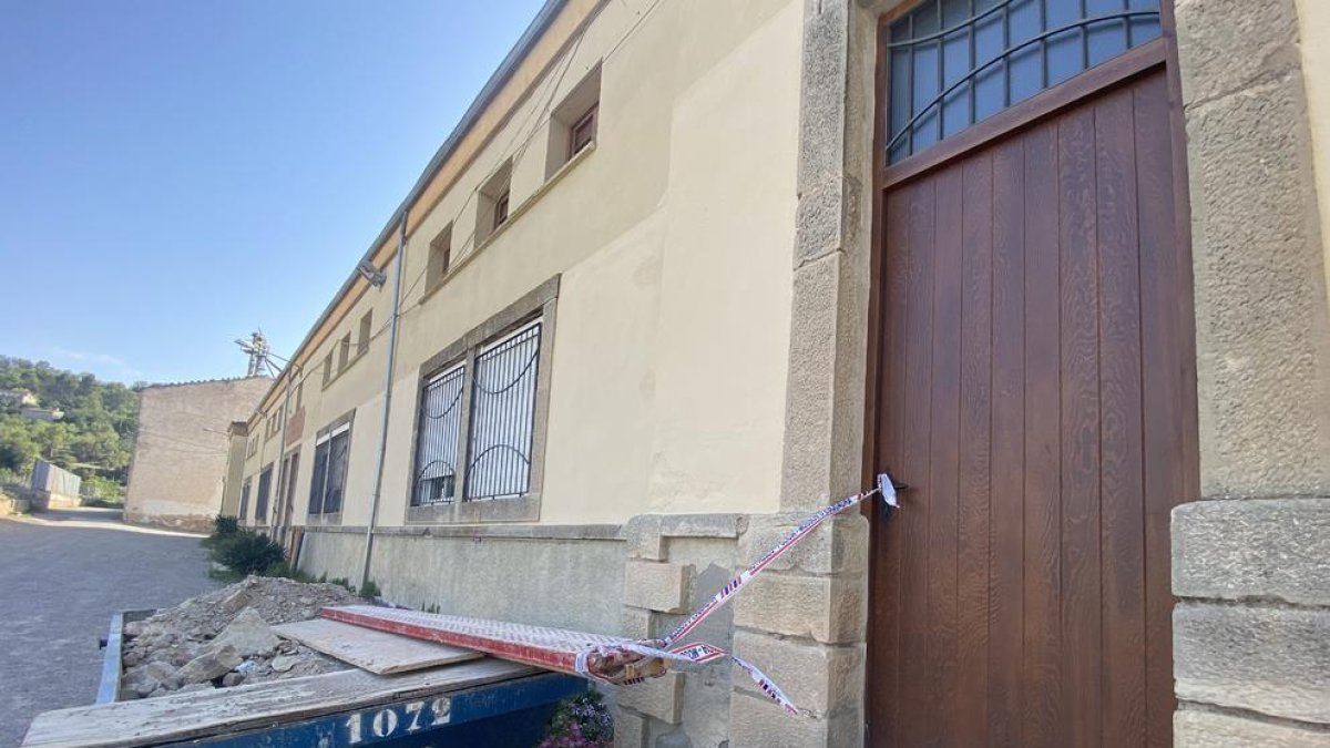 La entrada al gimnasio de la escuela municipal de Guimerà, precintada tras el derrumbe. 