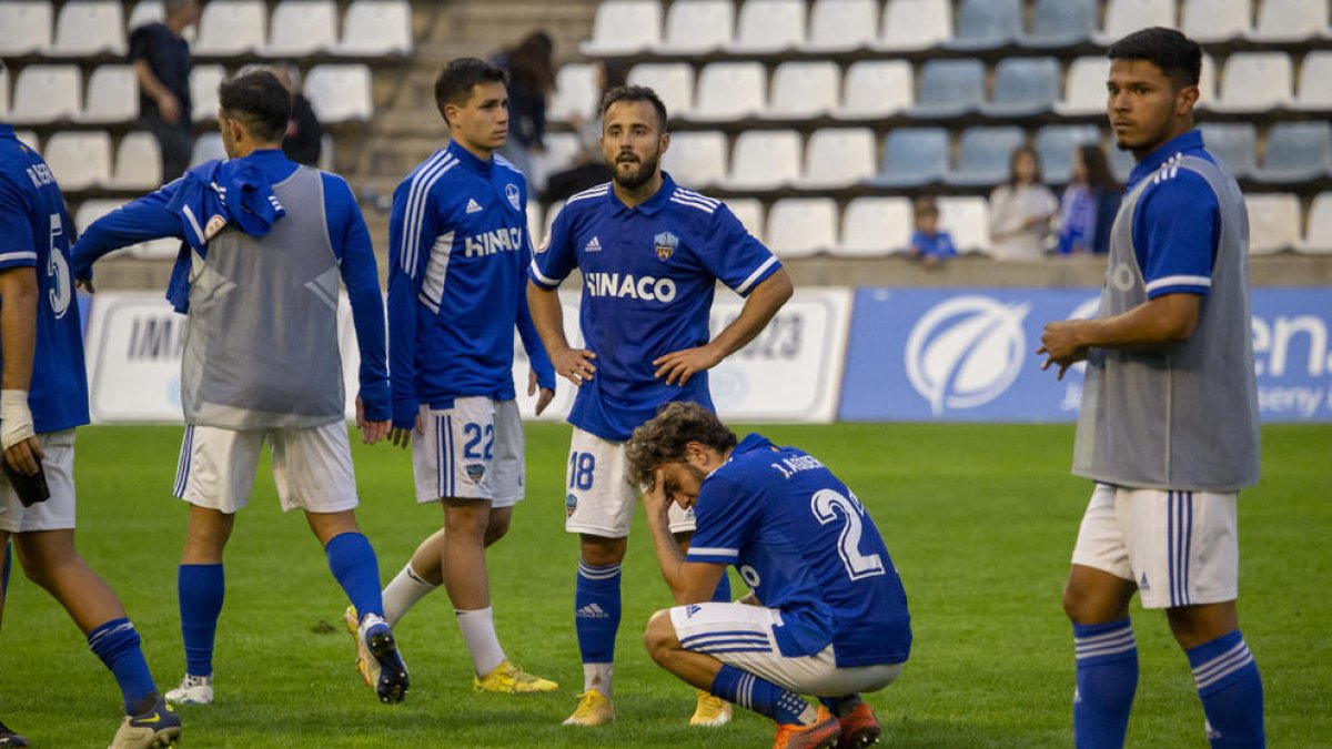 Pere Martí, desesperado por las pérdidas de tiempo visitantes, manda a sus jugadores al banquillo.