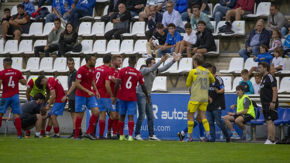 Pere Martí, desesperat per les pèrdues de temps visitants, envia els jugadors a la banqueta.