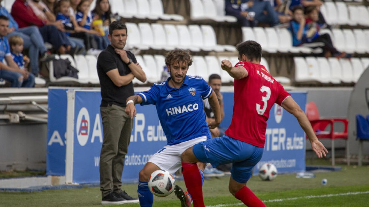 Pere Martí, desesperado por las pérdidas de tiempo visitantes, manda a sus jugadores al banquillo.