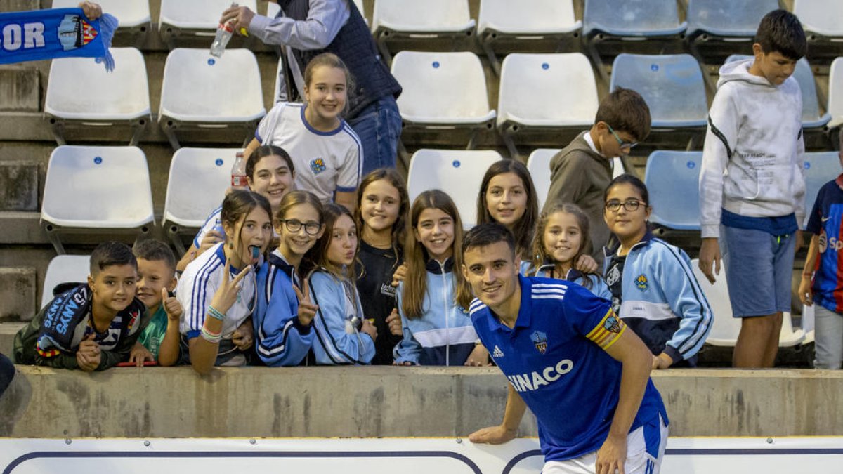 Pere Martí, desesperat per les pèrdues de temps visitants, envia els jugadors a la banqueta.