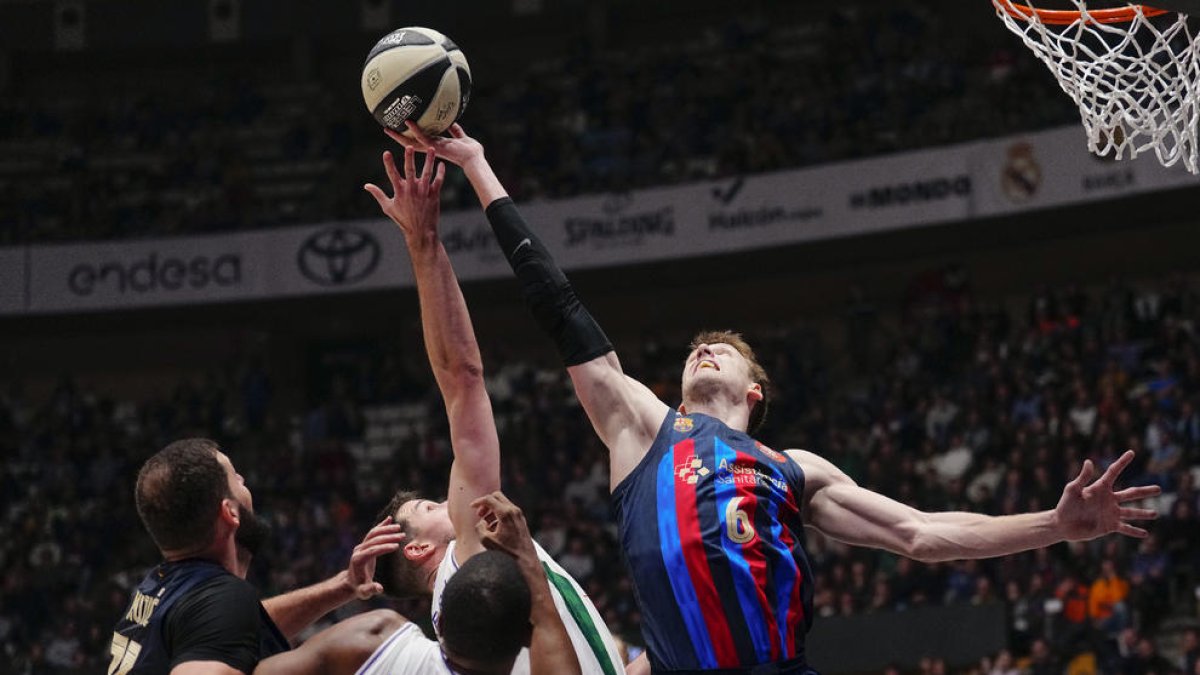 El pívot del Barça Jan Vesely lucha un balón con Will Thomas.