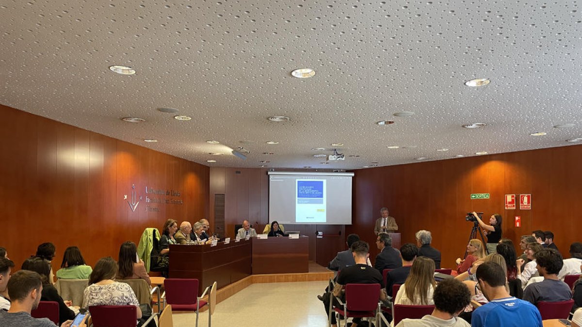 Un moment de la presentació amb Enrique Barón ahir a la UdL.