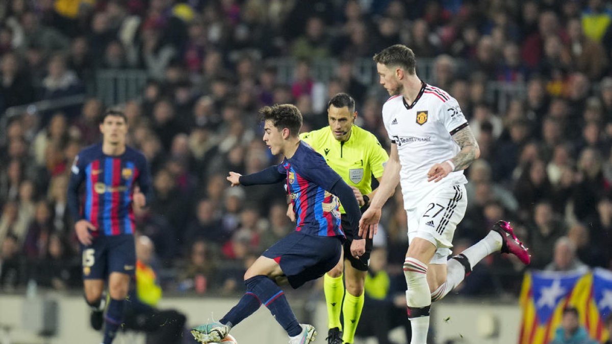 Gavi, que se perderá la vuelta por sanción, conduce el balón ante la presión del visitante Weghorst, ayer durante el partido en el Spotify Camp Nou.