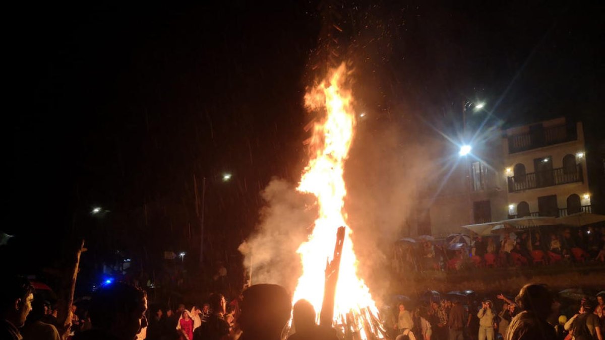 A pesar de la lluvia, la Falla Major de Sort volvió a prender con el fuego de todas las ‘falles’.