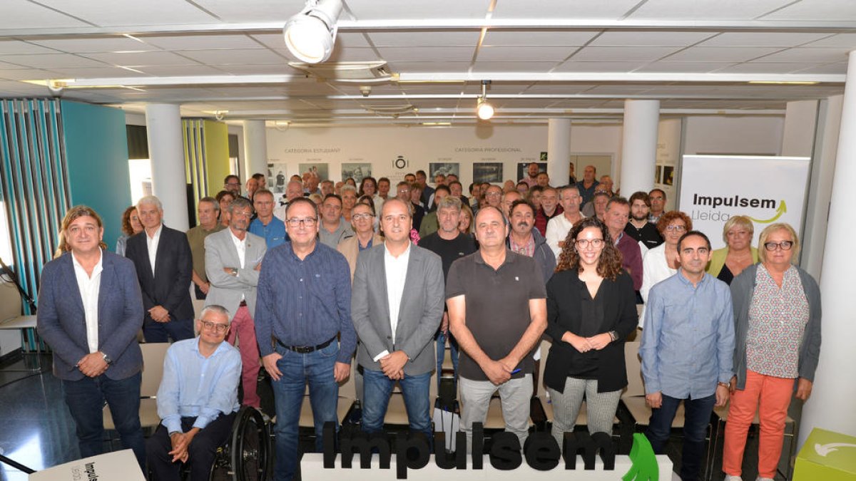 Foto de familia de los asistentes ayer al congreso fundacional de Impulsem Lleida.