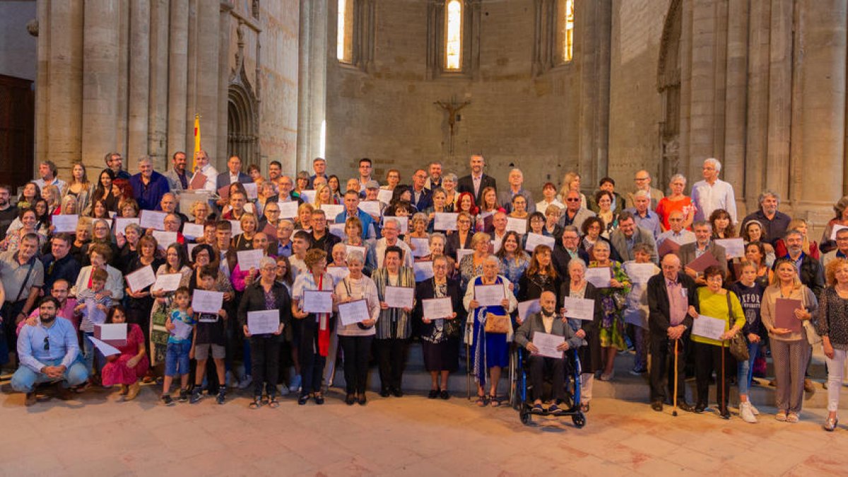 Foto de grupo de todos los que asisitieron al acto de ayer en la Seu Vella para recoger los documentos de nulidad de sentencias judiciales durante el franquismo.