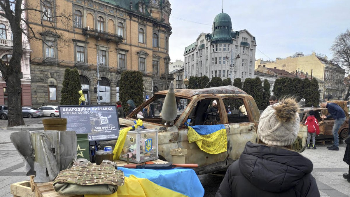 Material militar ucraïnès exposat al centre de Lviv.