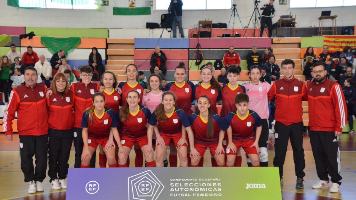 La Selección Catalana con Carmen Bello, de pie, la cuarta desde la izquierda en la fila superior.