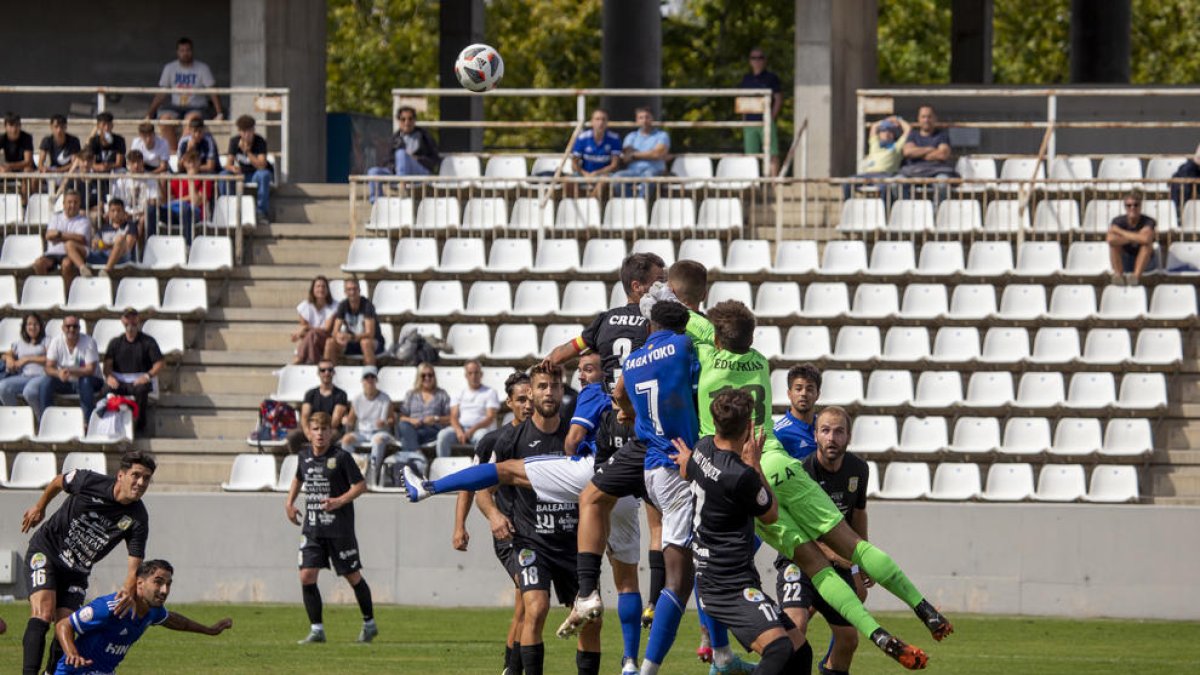 La disputa d’una pilota aèria va generar aquesta imatge amb jugadors dels dos equips al salt.