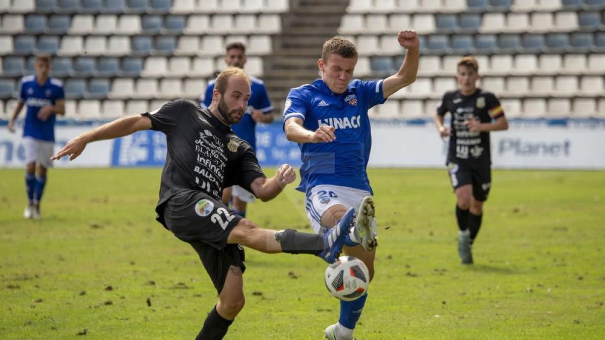 Danylo Gontxaruk lluita la possessió amb el defensa visitant Badal.