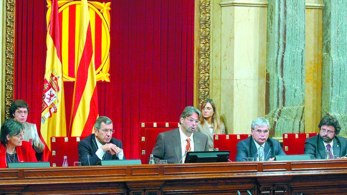 Foto de archivo de Benach junto a otros miembros de la Mesa del Parlament en el año 2007.