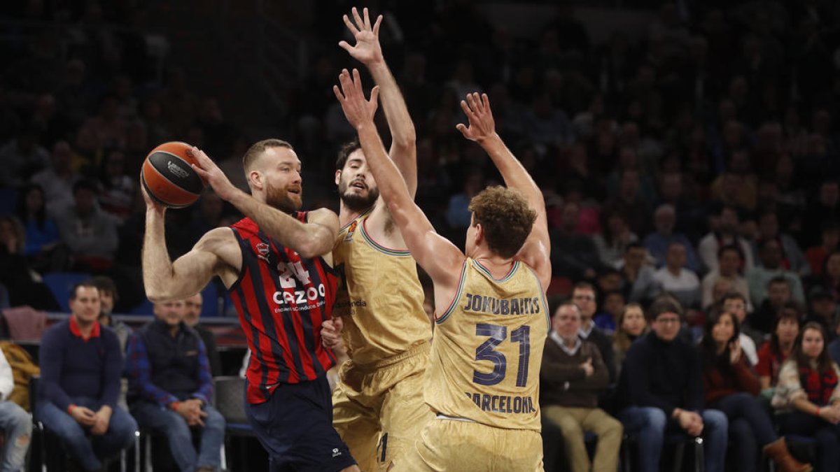 Jokubaitis y Abrines presionan al estadounidense Costello.