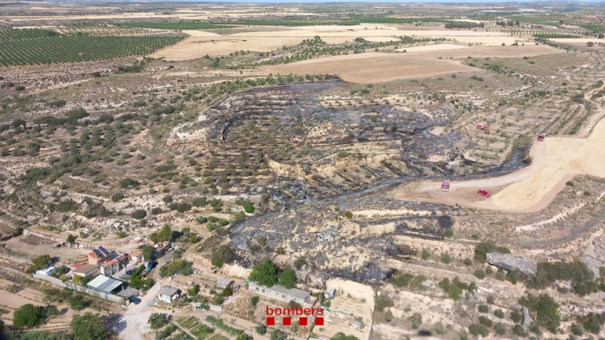 Vista aérea del incendio en este municipio del Segrià. 