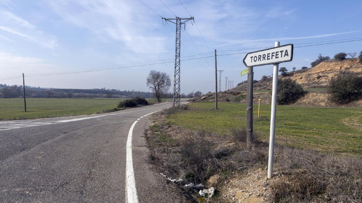 El acceso al pueblo de Torrefeta. 