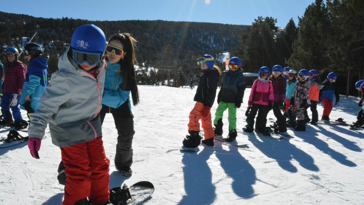 Alumnos de la ZER Alt Pallars practicando snowboard.