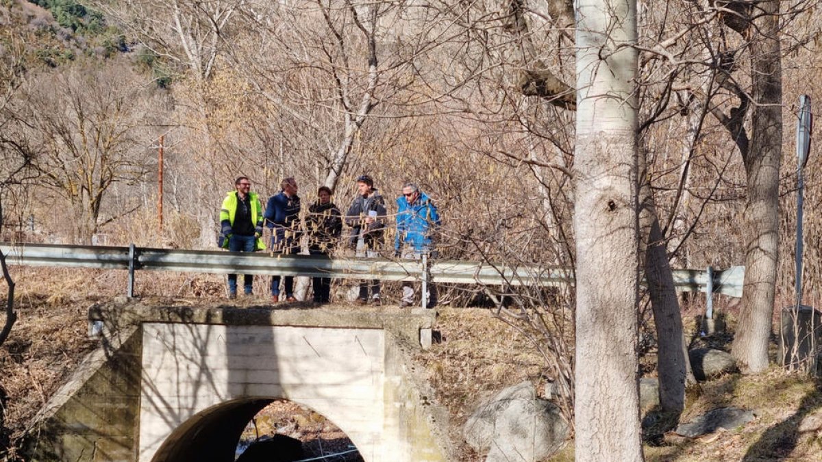 La visita ayer a la zona del río donde se ha actuado. 