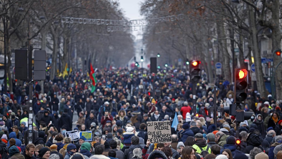 Centenars de milers de persones es van manifestar a París contra la reforma de les pensions.