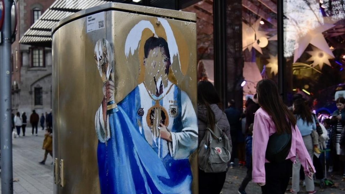 Mural de Leo Messi de l'artista urbà Tvboy a l'avinguda Diagonal de Barcelona.