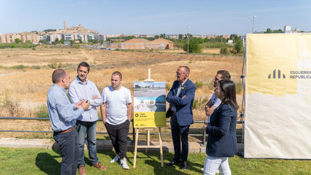 Pueyo i membres de la llista, a la zona de l’ARE.