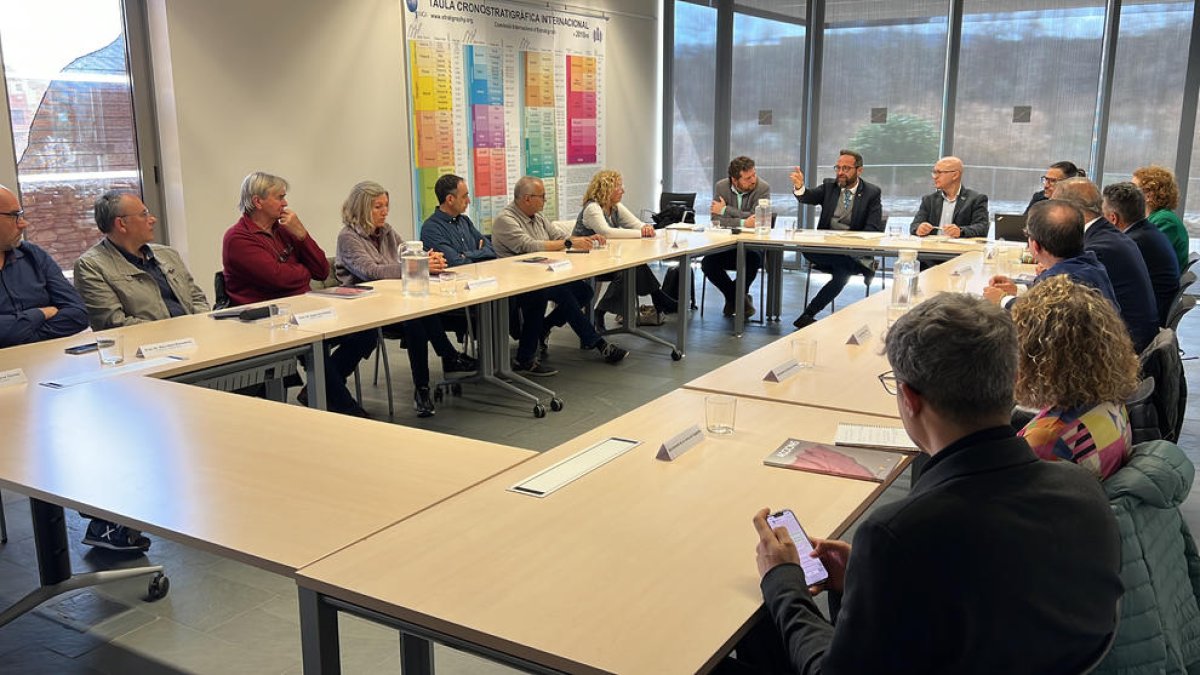 El conseller de Territori, Juli Fernàndez, reunido con representantes de los consejos comarcales de la Noguera y los dos Pallars y alcaldes de la zona, para presentar las mejoras en el Eix de Comiols..