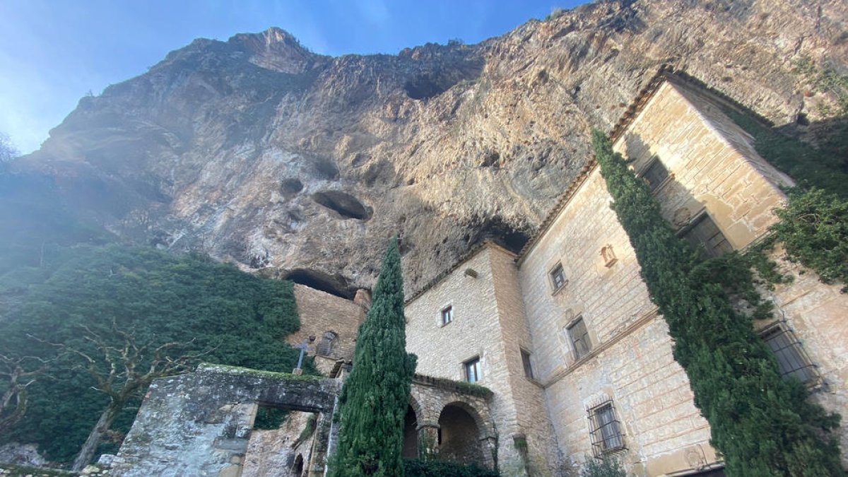 El santuari del Salgar, amb el pendent de pedra darrere.