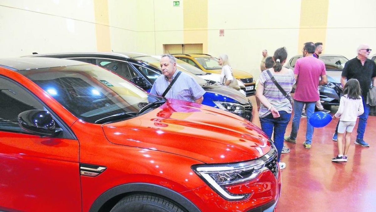 Visitantes en la feria Autotardor de Mollerussa.