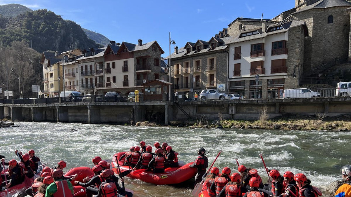 Llavorsí ha donat el tret de sortida a la temporada de ràfting al Pallars Sobirà.