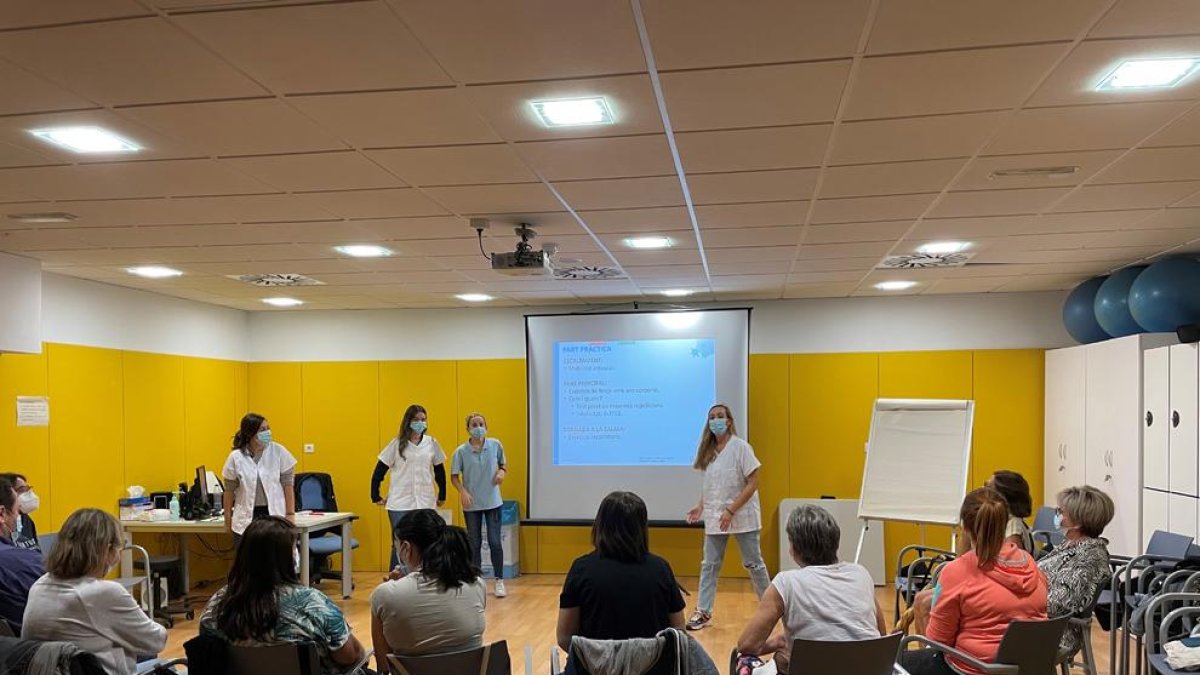 Uno de los talleres dirigidos a pacientes con covid persistente, en el CAP Primer de Maig de Lleida.