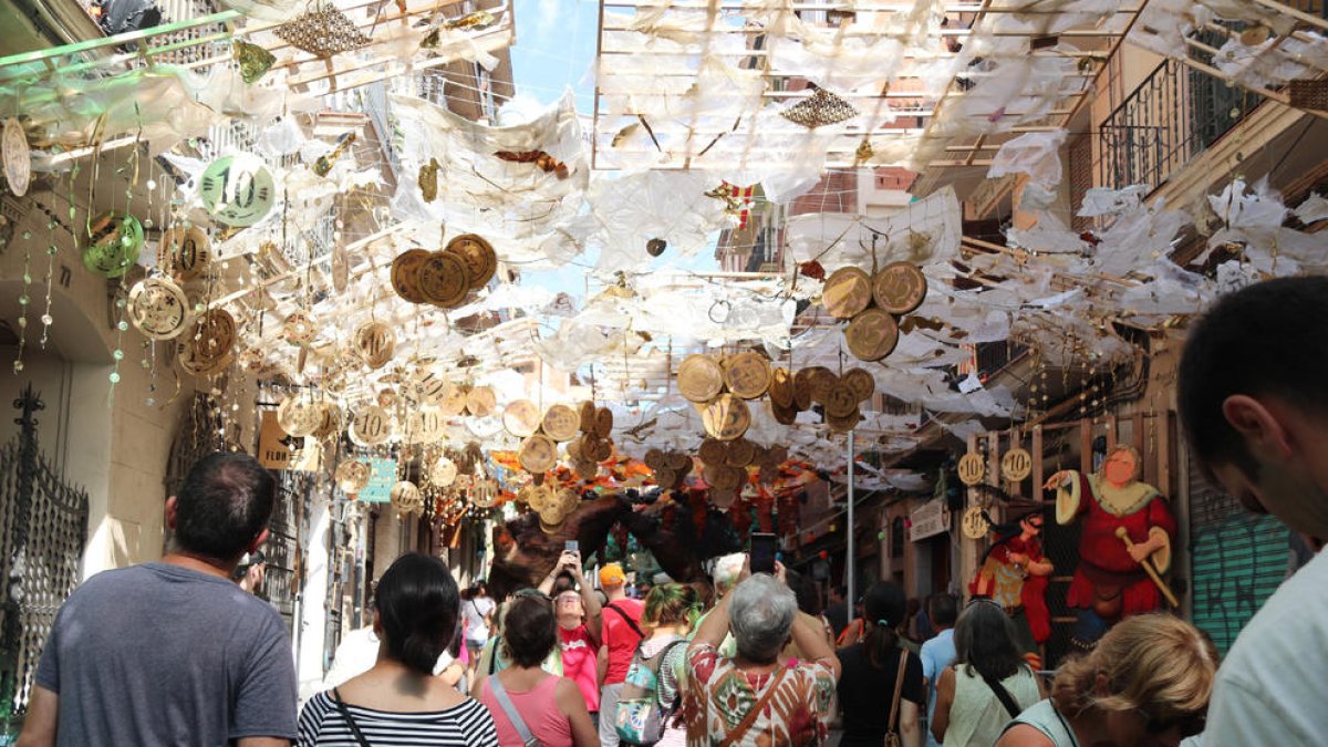 La calle Verdi, en el barrio de Gràcia, decorada durante sus fiestas.