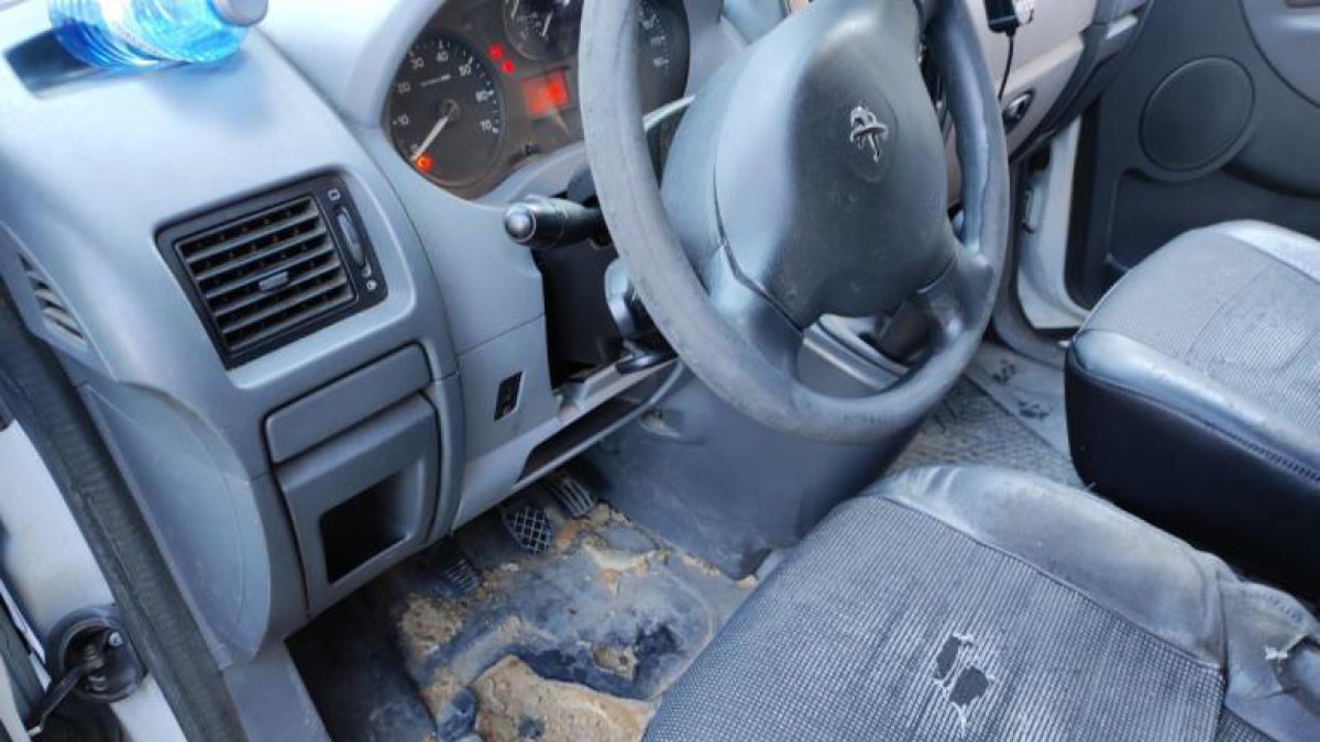 Detalle del estado del interior de un coche patrulla.