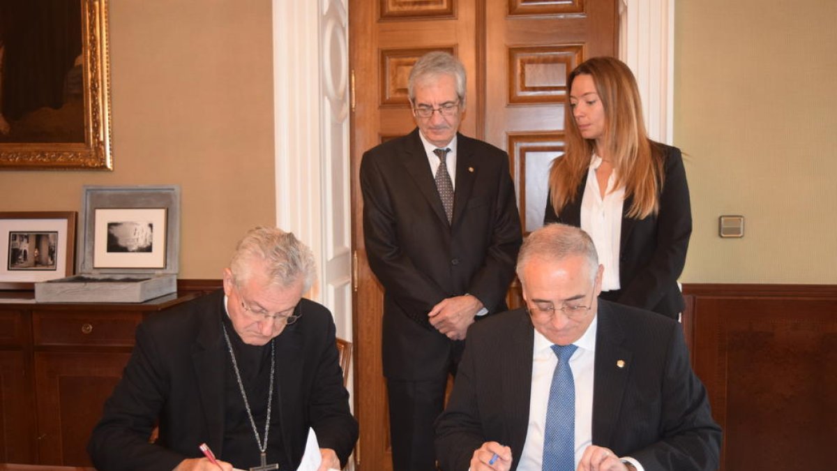 Moment de la signatura de l'acord entre el Bisbat d'Urgell, el ministeri de Salut del govern d'Andorra i Benito Menni CASM, pel desenvolupament de serveis de salut mental al Palau Episcopal de la Seu d'Urgell.

Data de publicació: dilluns 24 d'octubre del 2022, 12:56

Localització: La Seu d'Urgell

Autor: