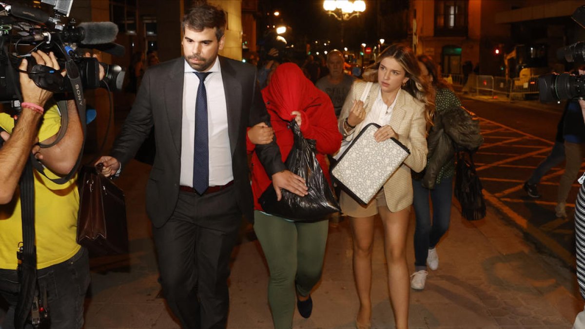 La joven detenida por el secuestro de un bebé en el Hospital de Basurto sale este sábado del Juzgado de Guardia de Bilbao.