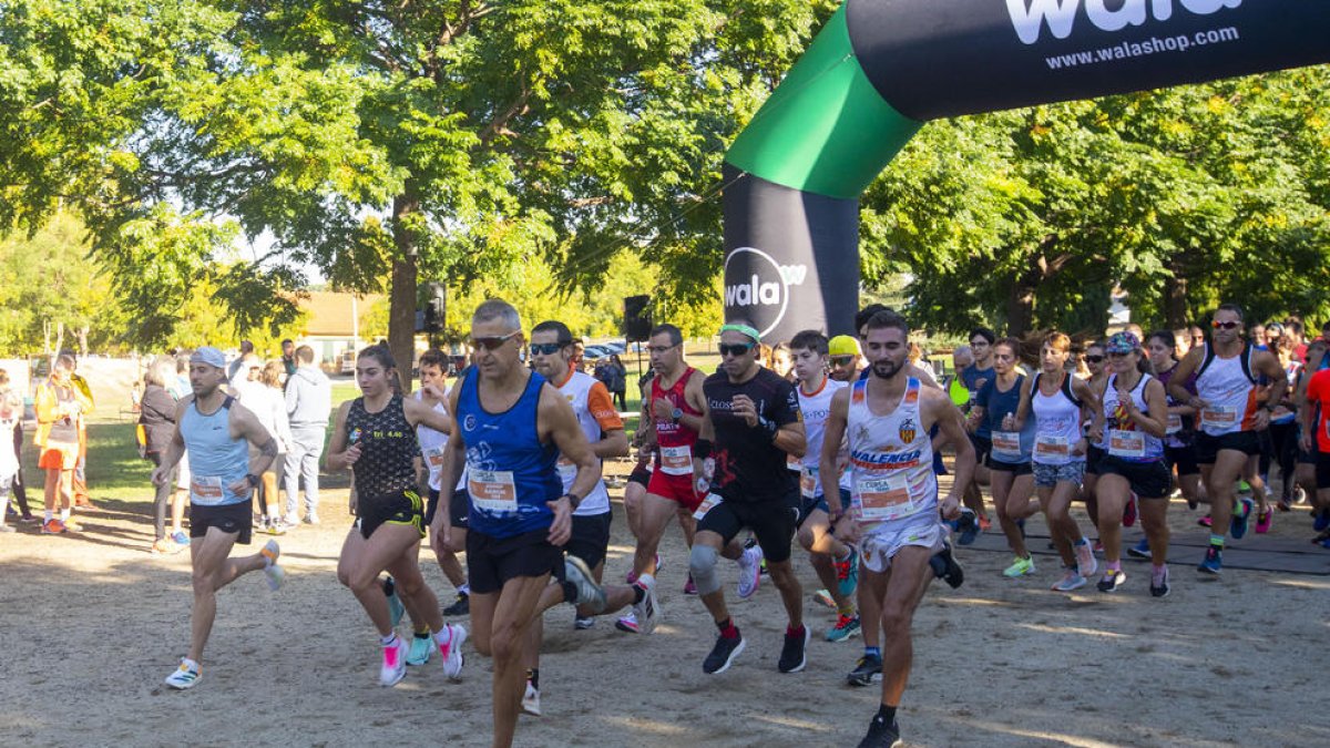 Corredors en el moment de la sortida d’una de les proves que es van celebrar ahir al Parc de l’Aigua de Lleida.