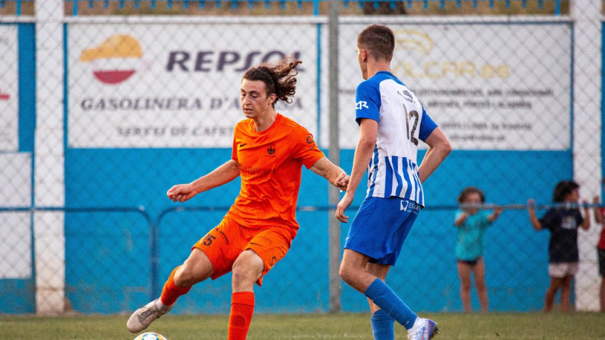 Un jugador de l’Atlètic Lleida intenta una retallada davant de la pressió d’un jugador local.