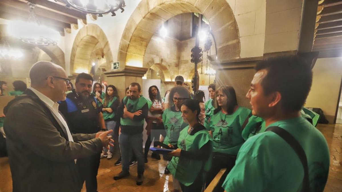 Els manifestants han parlat amb el regidor Jaume Rutllant, a qui han demanat que l'ajuntament faci de mediador.