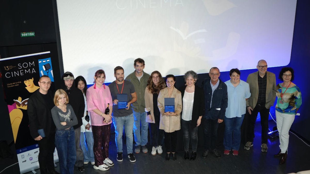 Los premiados y las autoridades, ayer en la clausura del festival leridano. 