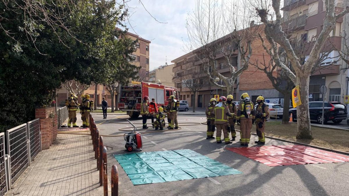 Prácticas de los bomberos voluntarios de Agramunt. 