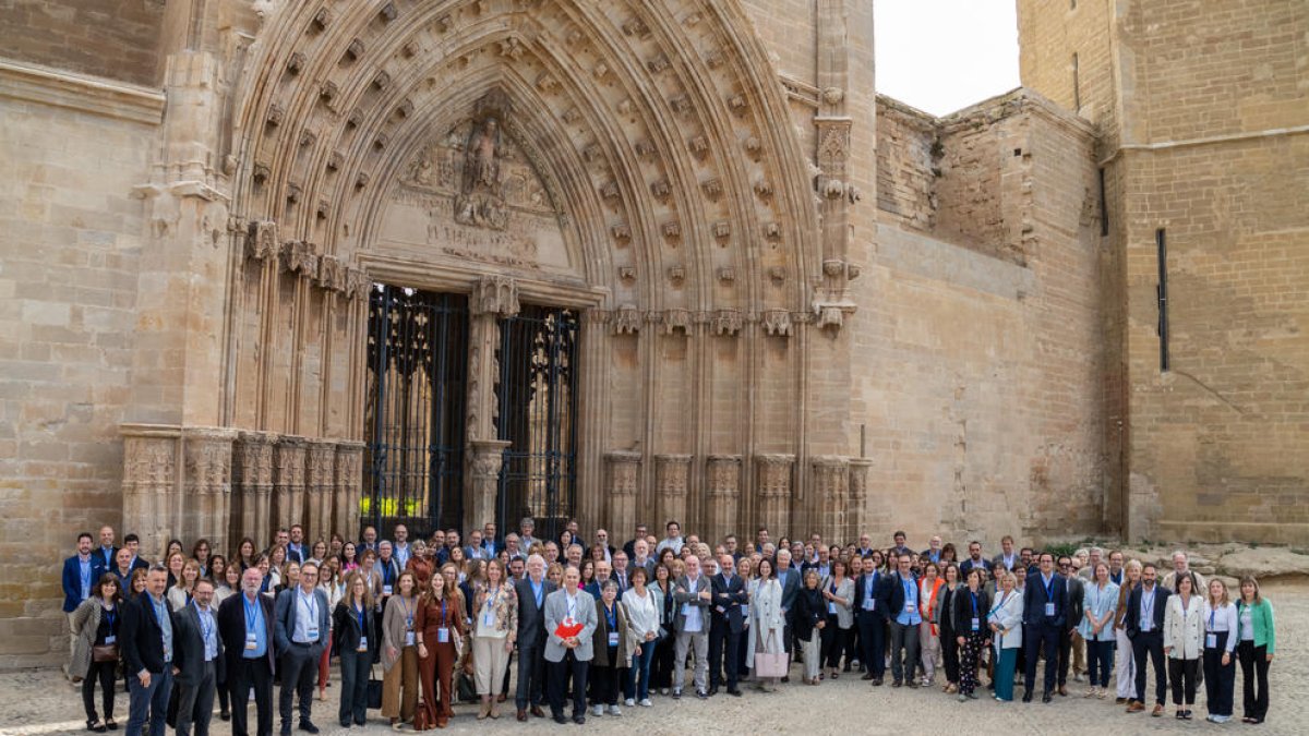 Foto de familia de los participantes en la jornada celebrada en la Seu Vella, organizada por Sant Joan de Déu Terres de Lleida.