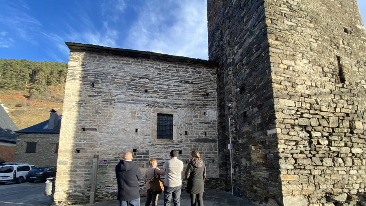 Visita a las obras de preservación de la fachada de la iglesia. 