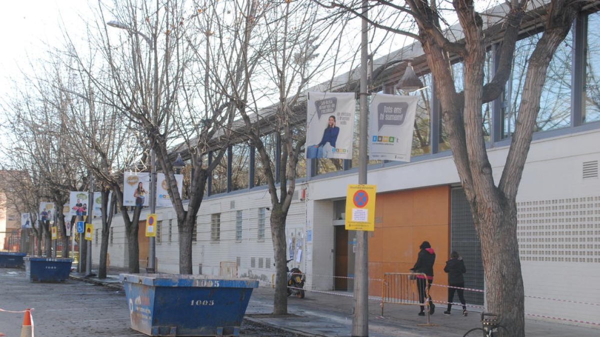 Obras para reparar el pavimento de la acera en la calle del CAP. 