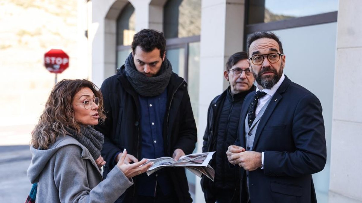 El conseller de Territorio, Juli Fernàndez, de visita en Camarasa.