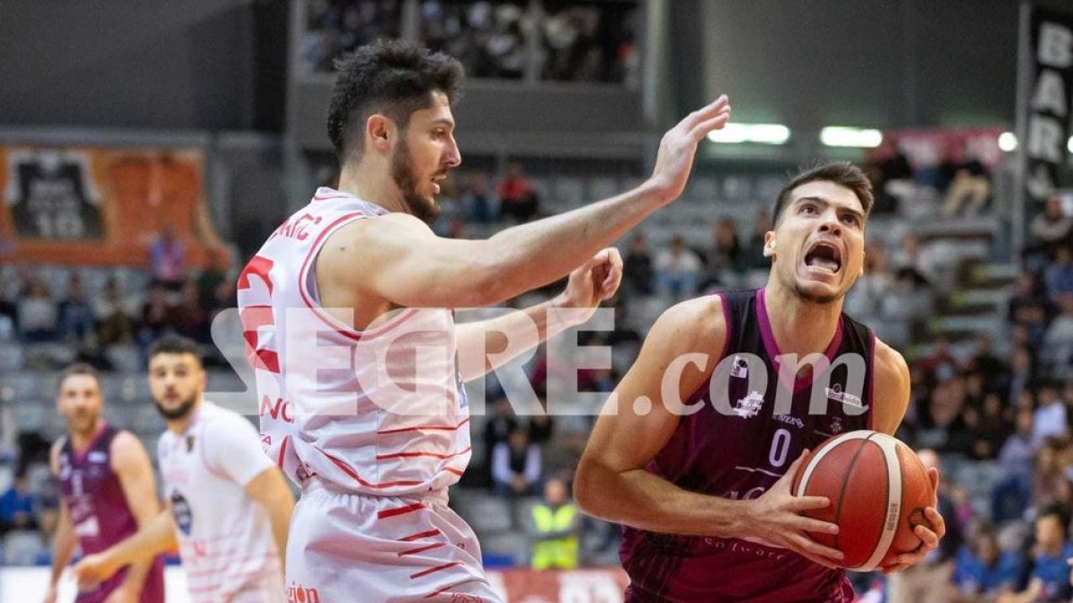 Brito intenta una acció de llançament davant de l'oposició d'un rival de l'Ourense