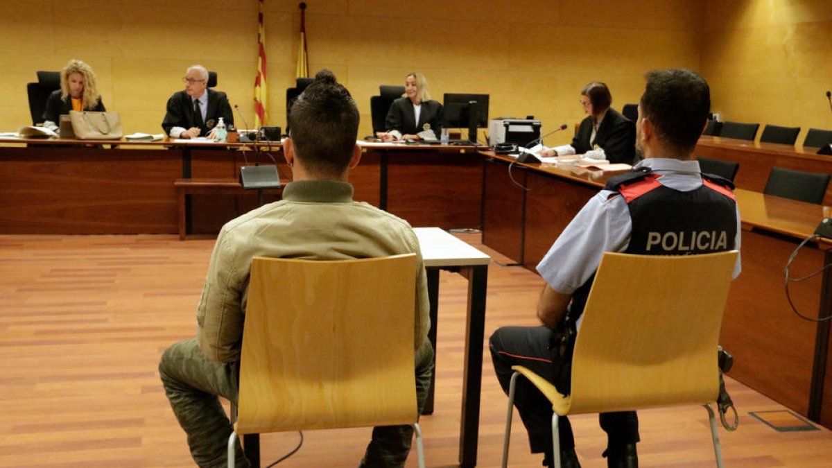 Un acusat accepta 4 anys de presó per ruixar l'interior d'un bar de Puigcerdà amb benzina i calar-hi foc