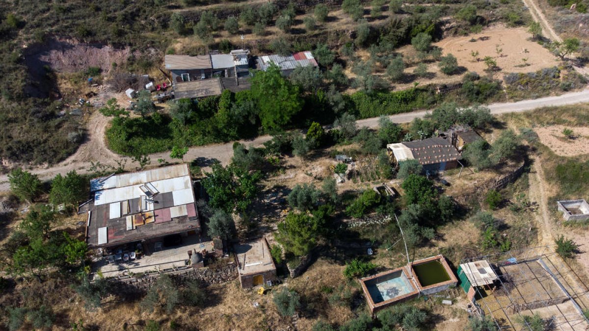 Les cabanes o torres s’ubiquen en aquesta zona, davant les pintures rupestres de la Roca dels Moros.