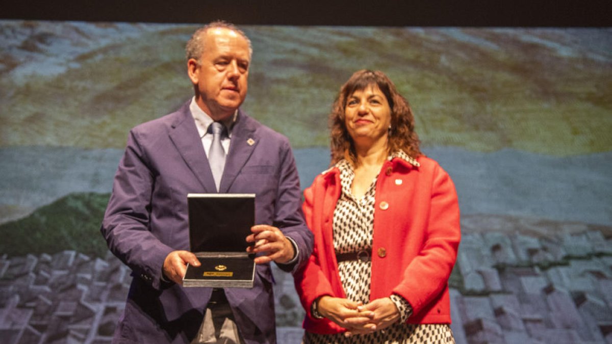 L’alcaldessa Alba Pijuan va entregar ahir al pintor la desena Medalla d’Or de Tàrrega al Teatre Ateneu.