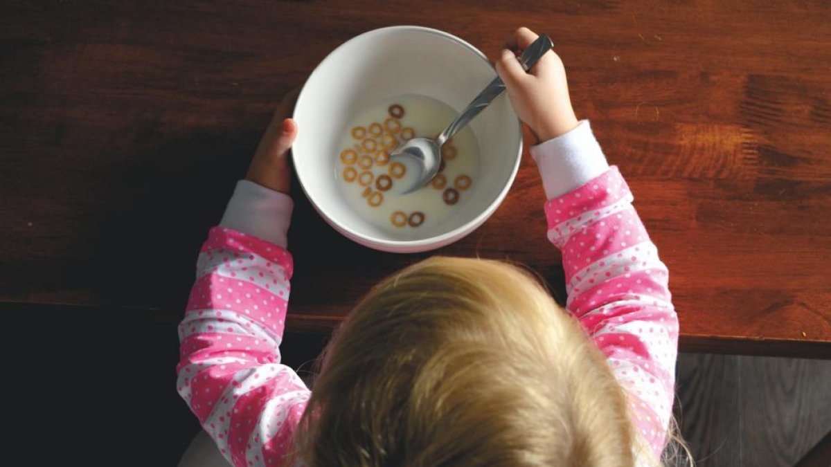 Un niño desayunando.