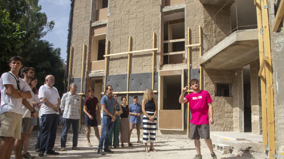 Un dels estudiants explicant ahir als assistents les obres dutes a terme a l’edifici.