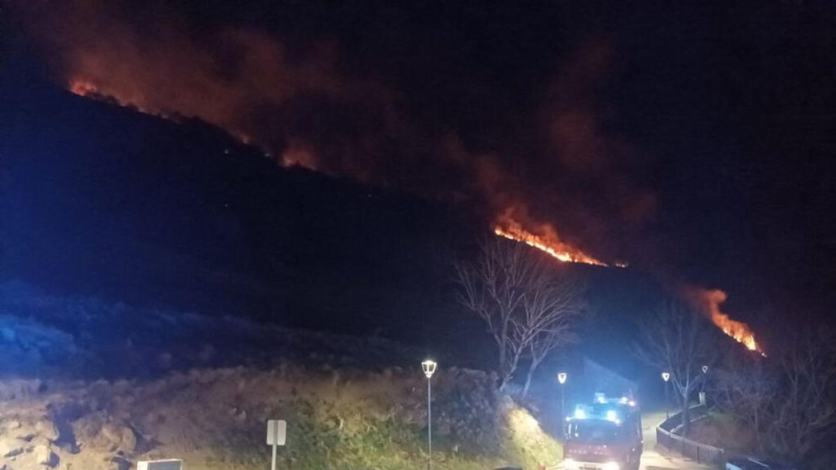 Efectius treballant durant la nit de dijous a divendres per controlar les flames.