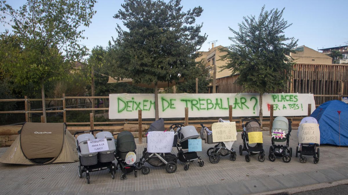 Ocho familias llevaron carteles en los carritos de bebé para protestar de 7 a 9.30 h. ante el centro.